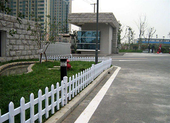 pvc草坪護欄.jpg
