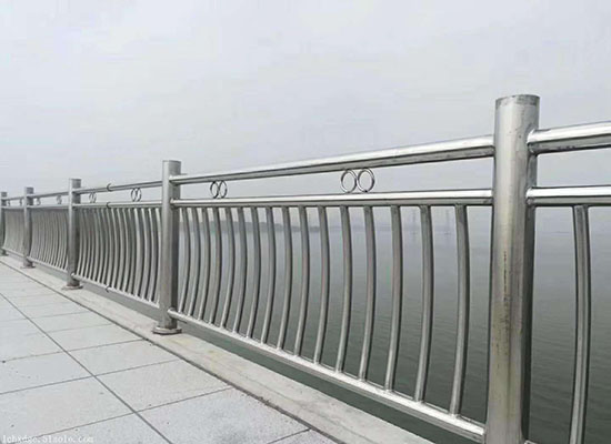 不銹鋼橋梁護(hù)欄.jpg